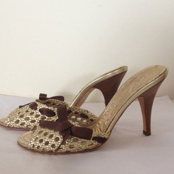 Auth Like New Giuseppe Zanotti gold sandal w/ bow - Picture 2 of 4